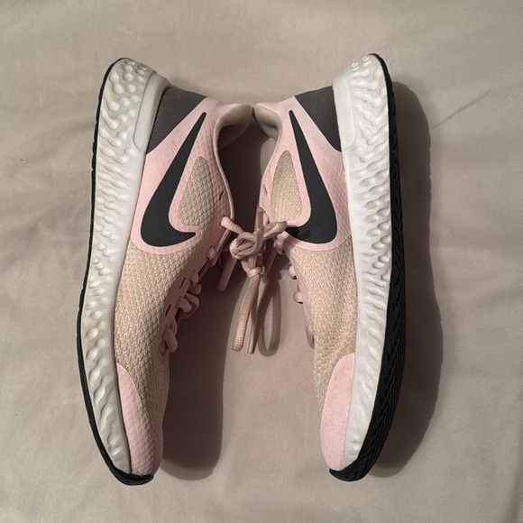 Nike Revolution running shoes. Size 5Y - Picture 3 of 6